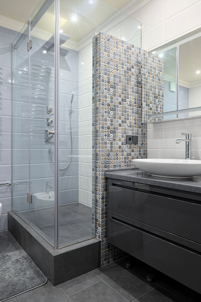 Стильный дизайн: ванная комната в современном стиле с плоскими фасадами, серыми фасадами, синей плиткой, белой плиткой, разноцветной плиткой, настольной раковиной, плиткой мозаикой и душевой кабиной - последний тренд