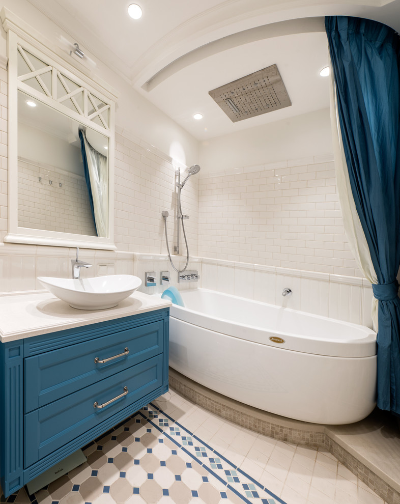 На фото: ванная комната в средиземноморском стиле с фасадами в стиле шейкер, синими фасадами, ванной в нише, душем над ванной, белой плиткой, плиткой кабанчик, белыми стенами, душевой кабиной и консольной раковиной с