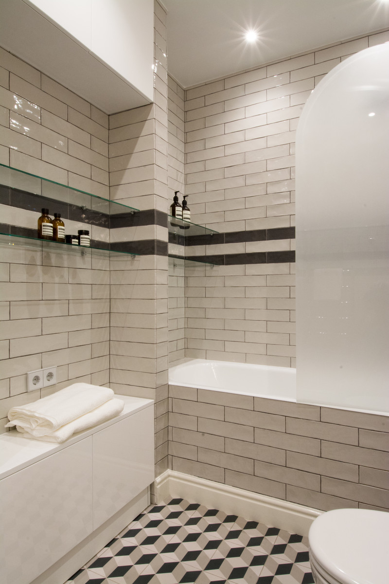 Свежая идея для дизайна: ванная комната в скандинавском стиле с ванной в нише - отличное фото интерьера
