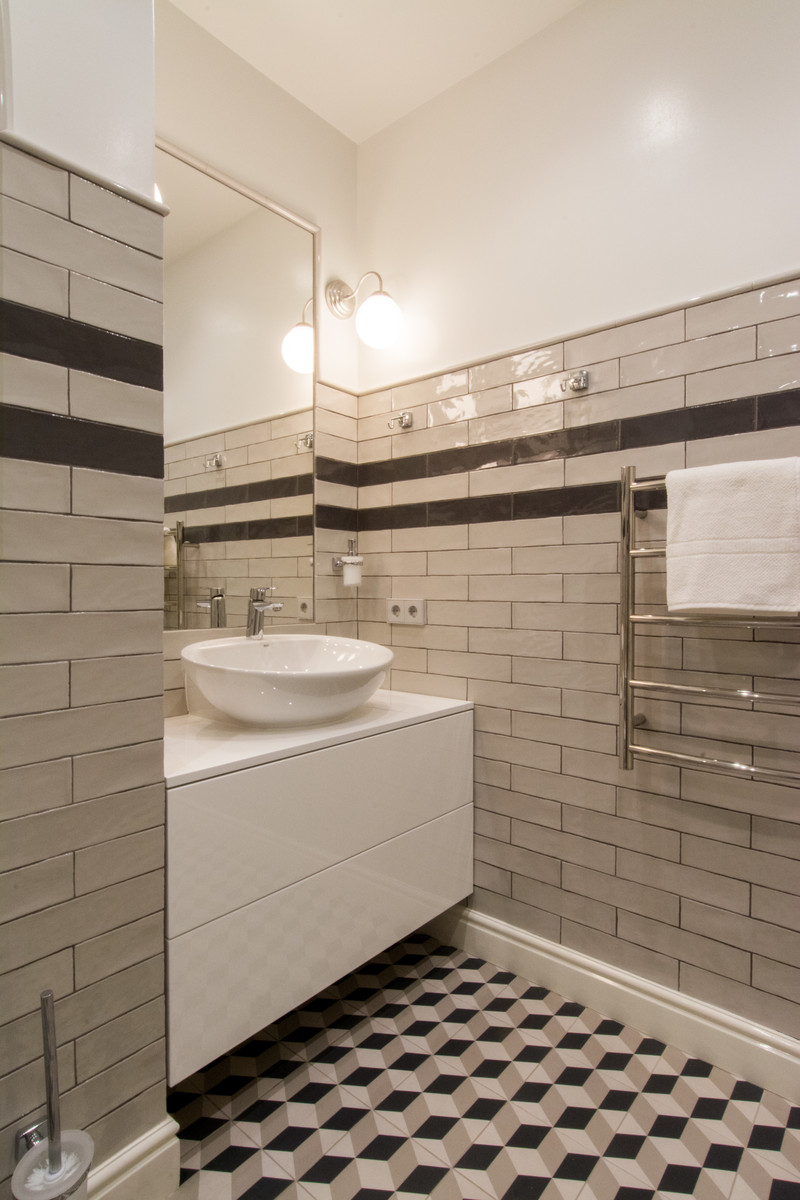 Diseño de cuarto de baño principal escandinavo con armarios con paneles lisos, puertas de armario blancas y lavabo sobreencimera