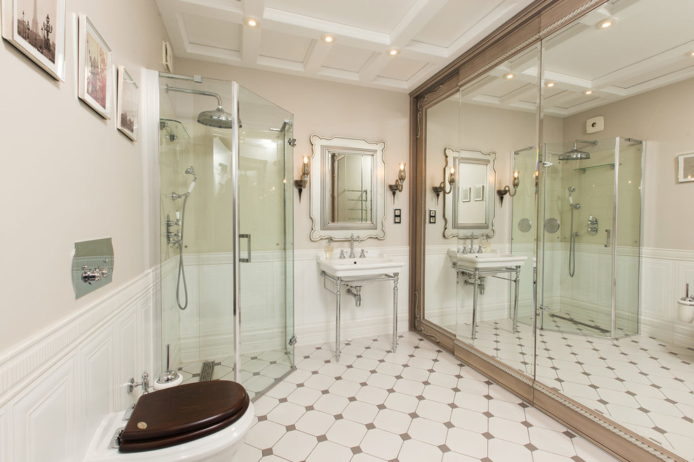 Cette image montre une salle d'eau traditionnelle avec une douche à l'italienne, WC séparés, un mur beige, un plan vasque, un sol beige et une cabine de douche à porte battante.