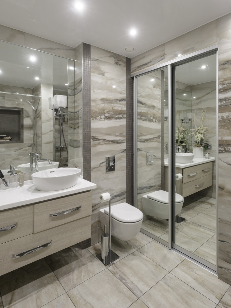 Стильный дизайн: главная ванная комната в современном стиле с плоскими фасадами, инсталляцией, бежевой плиткой, настольной раковиной, бежевым полом, бежевыми фасадами и бежевыми стенами - последний тренд