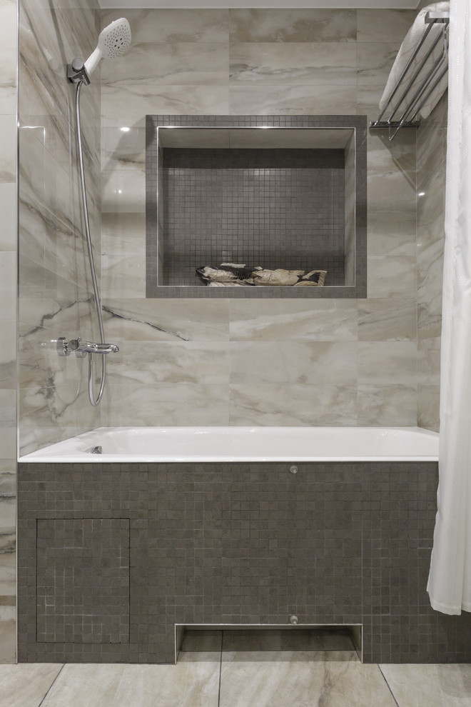 Modelo de cuarto de baño principal contemporáneo con bañera empotrada, baldosas y/o azulejos beige, baldosas y/o azulejos marrones, baldosas y/o azulejos en mosaico y suelo beige