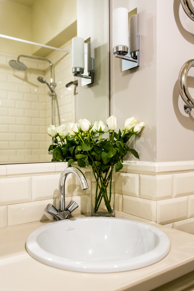 Diseño de cuarto de baño actual pequeño con baldosas y/o azulejos blancos, baldosas y/o azulejos de cemento, paredes beige y lavabo encastrado
