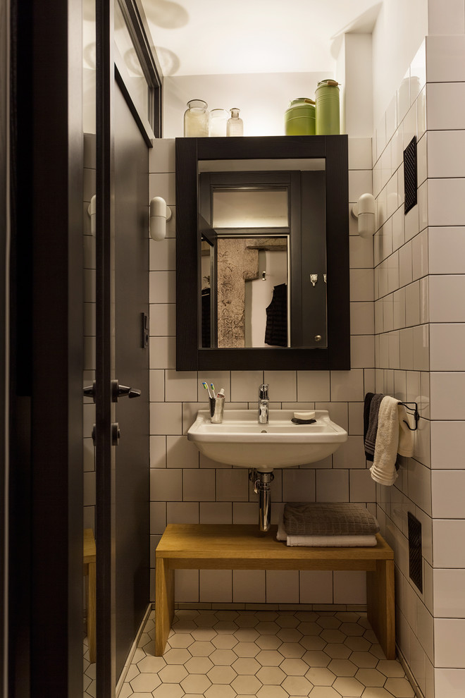 Exemple d'une salle de bain tendance avec un carrelage blanc, des carreaux de céramique, un lavabo suspendu et un sol blanc.