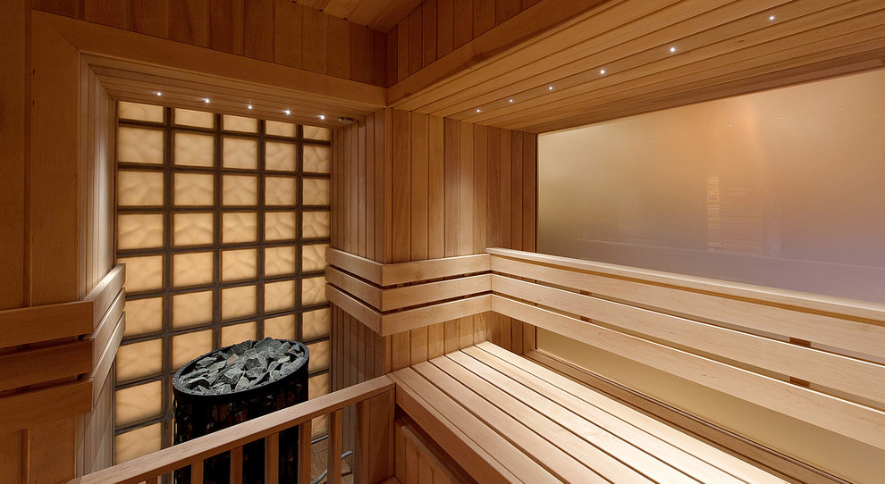 Пример оригинального дизайна: главная ванная комната в современном стиле с накладной ванной