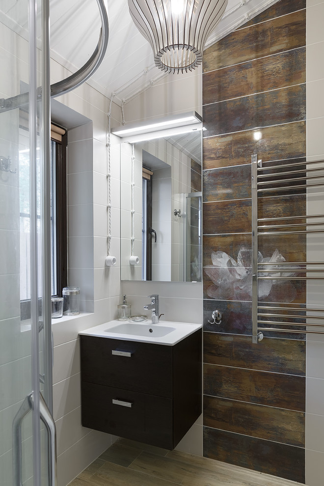 На фото: ванная комната среднего размера в современном стиле с угловым душем, инсталляцией, разноцветной плиткой, керамической плиткой, разноцветными стенами, полом из керамогранита, душевой кабиной, монолитной раковиной, коричневым полом и душем с раздвижными дверями