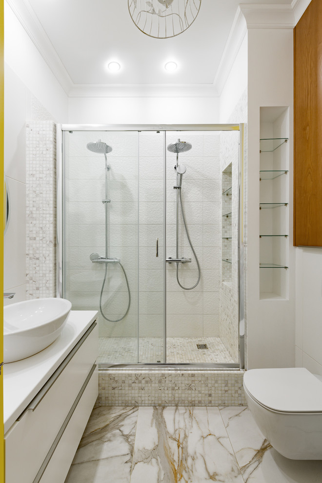 Cette photo montre une salle d'eau tendance de taille moyenne avec des portes de placard blanches, une douche double et WC suspendus.