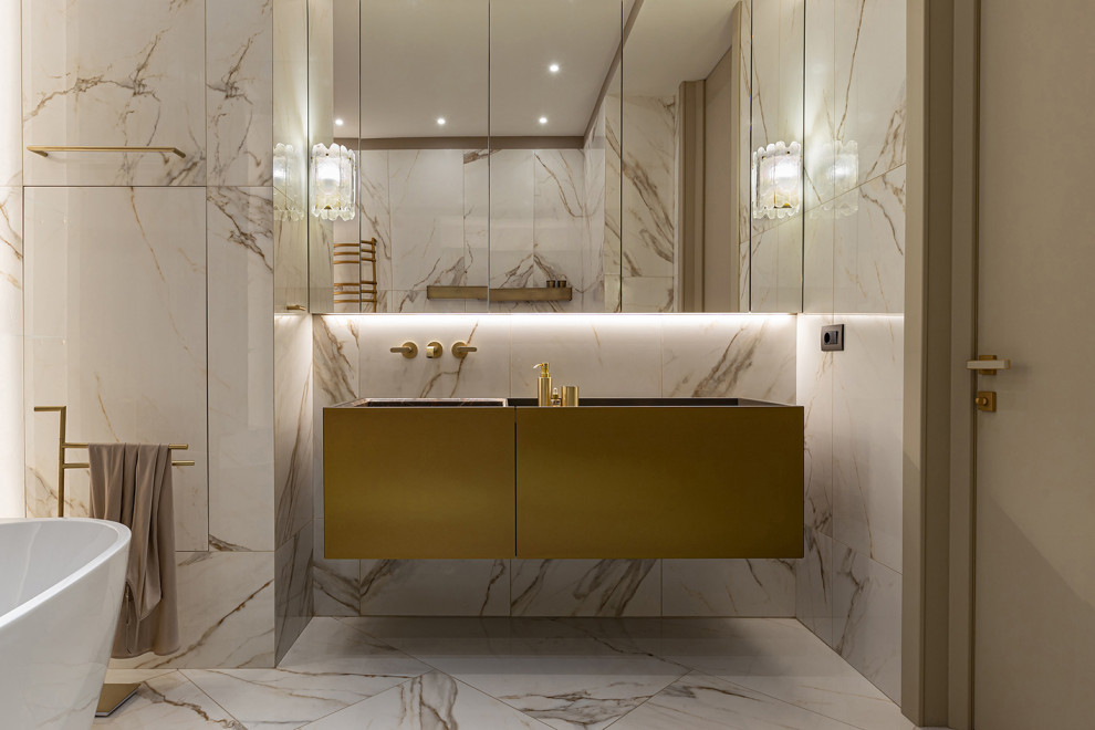Esempio di una stanza da bagno padronale minimal di medie dimensioni con ante lisce, vasca freestanding, piastrelle beige, piastrelle di marmo, pareti beige, pavimento in marmo, lavabo sospeso, top in marmo, pavimento beige e top multicolore