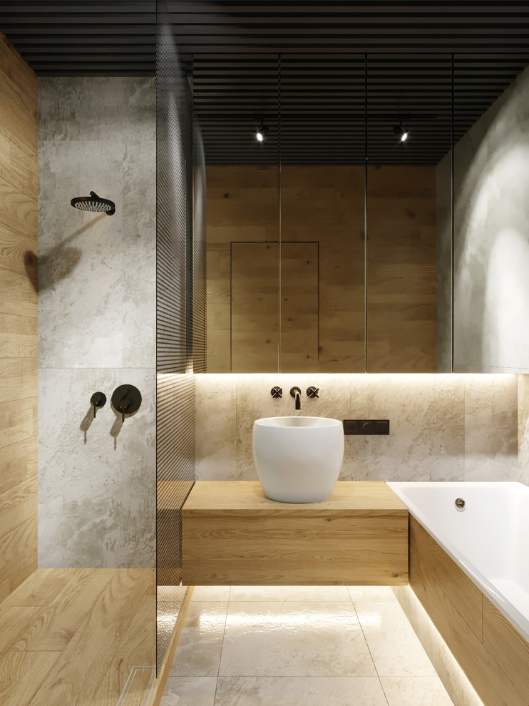 Пример оригинального дизайна: главная ванная комната среднего размера в современном стиле с плоскими фасадами, бежевыми фасадами, душем без бортиков, серой плиткой, серыми стенами, полом из керамогранита, столешницей из дерева, серым полом, шторкой для ванной, бежевой столешницей, накладной ванной и настольной раковиной