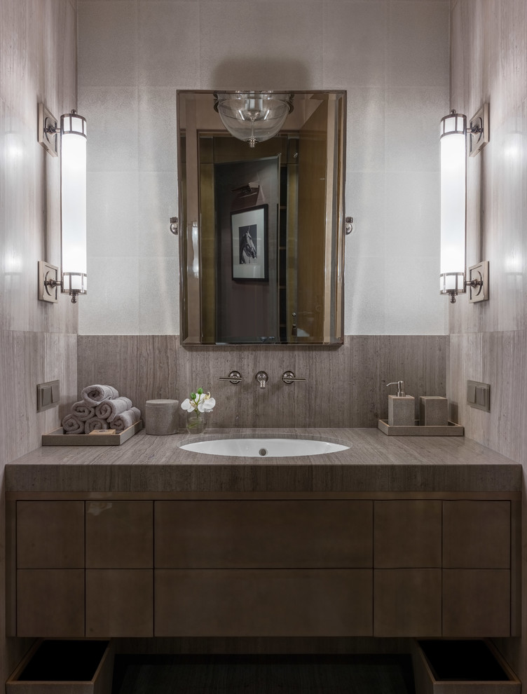 Foto de cuarto de baño actual con armarios con paneles lisos, baldosas y/o azulejos grises, lavabo bajoencimera y encimeras grises
