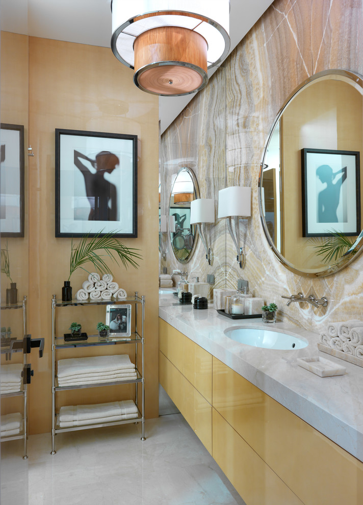 Idee per una stanza da bagno minimal con ante lisce, ante gialle, piastrelle beige, lavabo sottopiano, pavimento bianco e top grigio