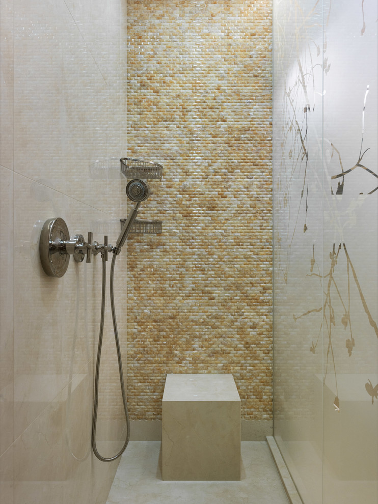 Свежая идея для дизайна: ванная комната в современном стиле с бежевой плиткой, белым полом и душевой кабиной - отличное фото интерьера