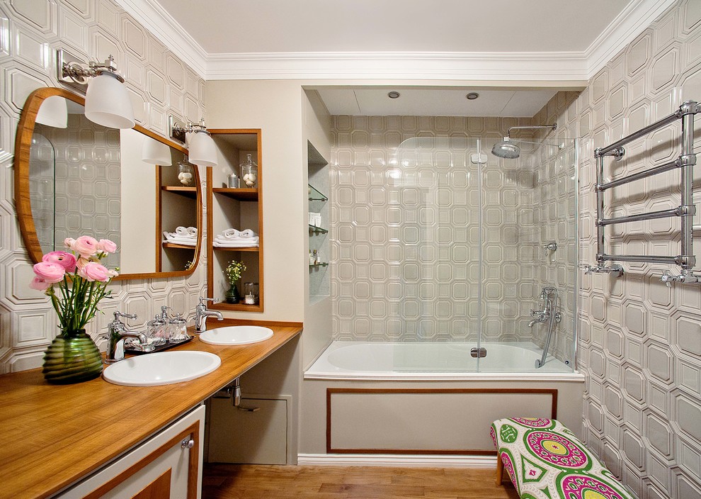 Immagine di una stanza da bagno padronale minimal con vasca ad alcova, vasca/doccia, piastrelle grigie, lavabo da incasso, top in legno, pavimento marrone e top marrone