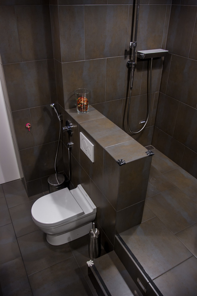 Esempio di una stanza da bagno padronale industriale di medie dimensioni con WC sospeso, piastrelle marroni, piastrelle in ceramica, pareti marroni e pavimento con piastrelle in ceramica