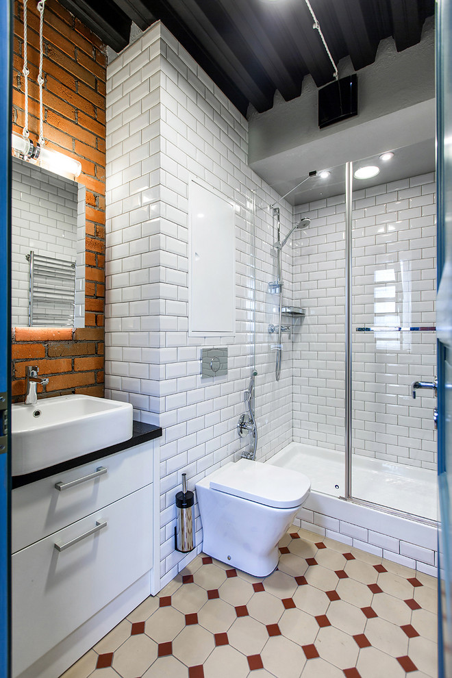 Пример оригинального дизайна: ванная комната в стиле лофт с плоскими фасадами, белыми фасадами, душем в нише, раздельным унитазом, белой плиткой, плиткой кабанчик, коричневыми стенами, душевой кабиной и настольной раковиной