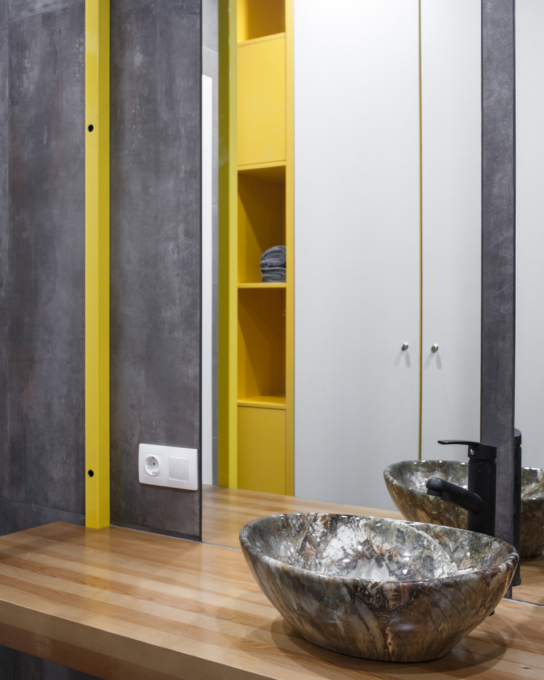 Стильный дизайн: ванная комната в стиле фьюжн с акцентной стеной - последний тренд
