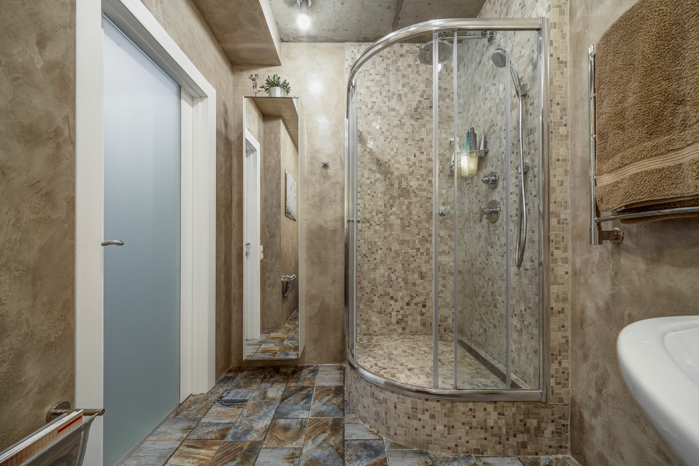 Idée de décoration pour une petite salle de bain design avec une douche d'angle, un carrelage beige, mosaïque, un placard à porte plane, des portes de placard blanches, WC suspendus, un mur gris et un sol en carrelage de porcelaine.