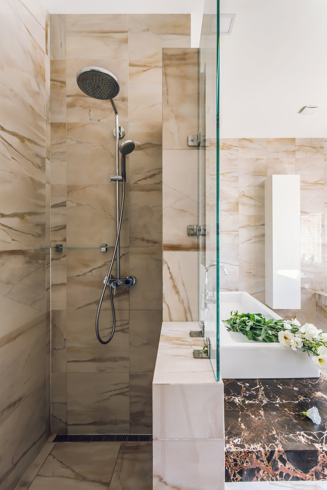 Idéer för att renovera ett funkis badrum med dusch, med ett platsbyggt badkar, beige kakel, ett fristående handfat och beiget golv