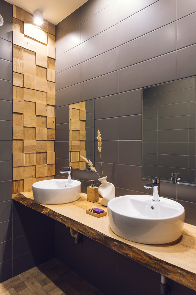 Идея дизайна: ванная комната в стиле лофт с настольной раковиной, бежевым полом и серой плиткой