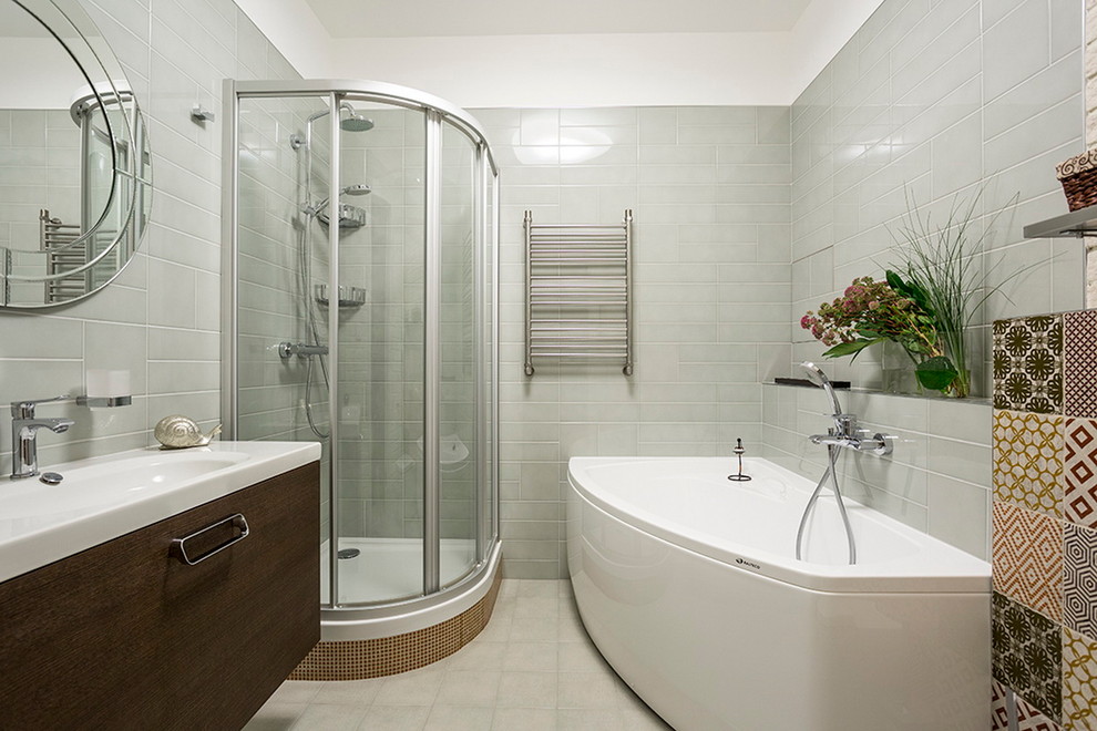 Idéer för ett modernt en-suite badrum, med ett hörnbadkar och en hörndusch