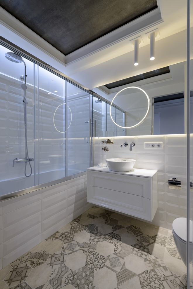 Свежая идея для дизайна: главная ванная комната в современном стиле с настольной раковиной, фасадами с утопленной филенкой, белыми фасадами, ванной в нише, душем над ванной, белой плиткой, белыми стенами, серым полом и душем с раздвижными дверями - отличное фото интерьера