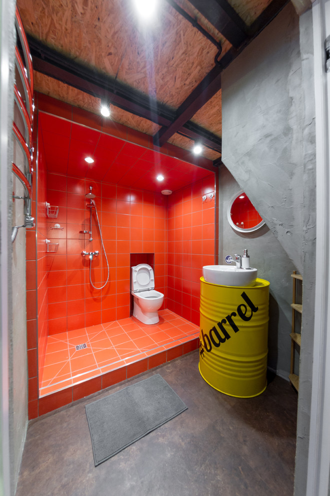 Kleines Industrial Duschbad mit gelben Schränken, Wandtoilette mit Spülkasten, roten Fliesen, grauer Wandfarbe, Aufsatzwaschbecken, offener Dusche und offener Dusche in Sankt Petersburg
