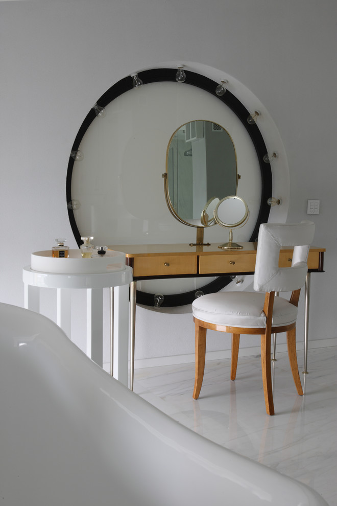 Immagine di una stanza da bagno design con vasca freestanding