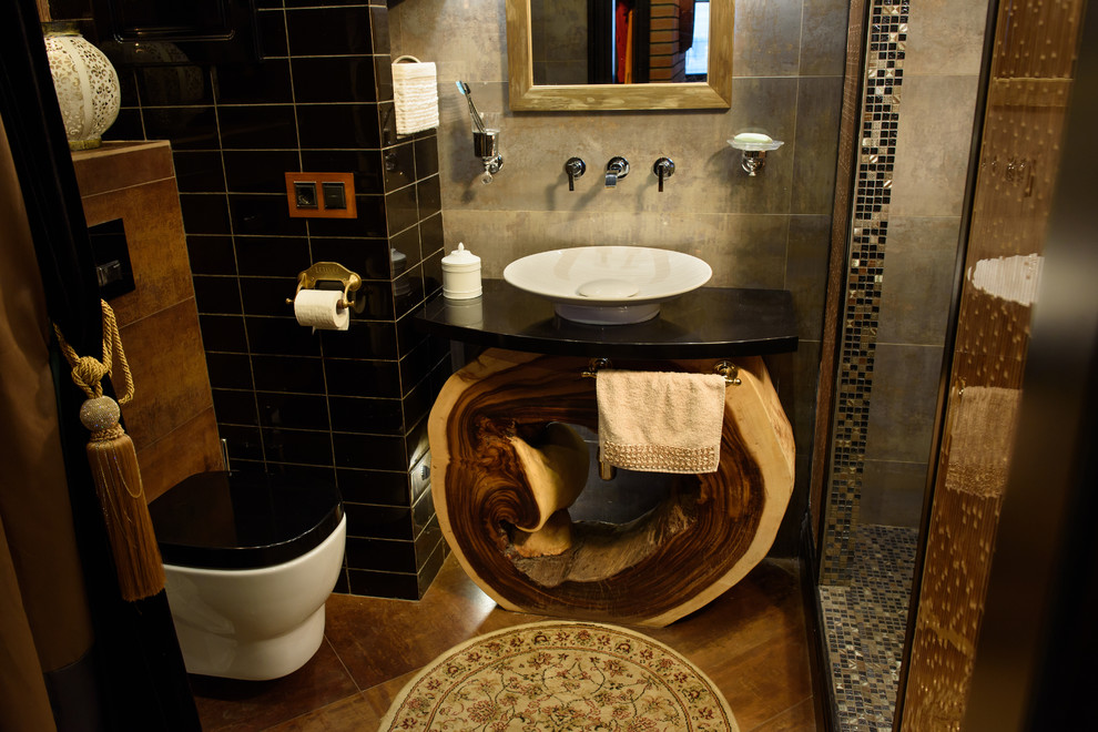 Inredning av ett industriellt badrum, med en dusch i en alkov, en vägghängd toalettstol och ett fristående handfat