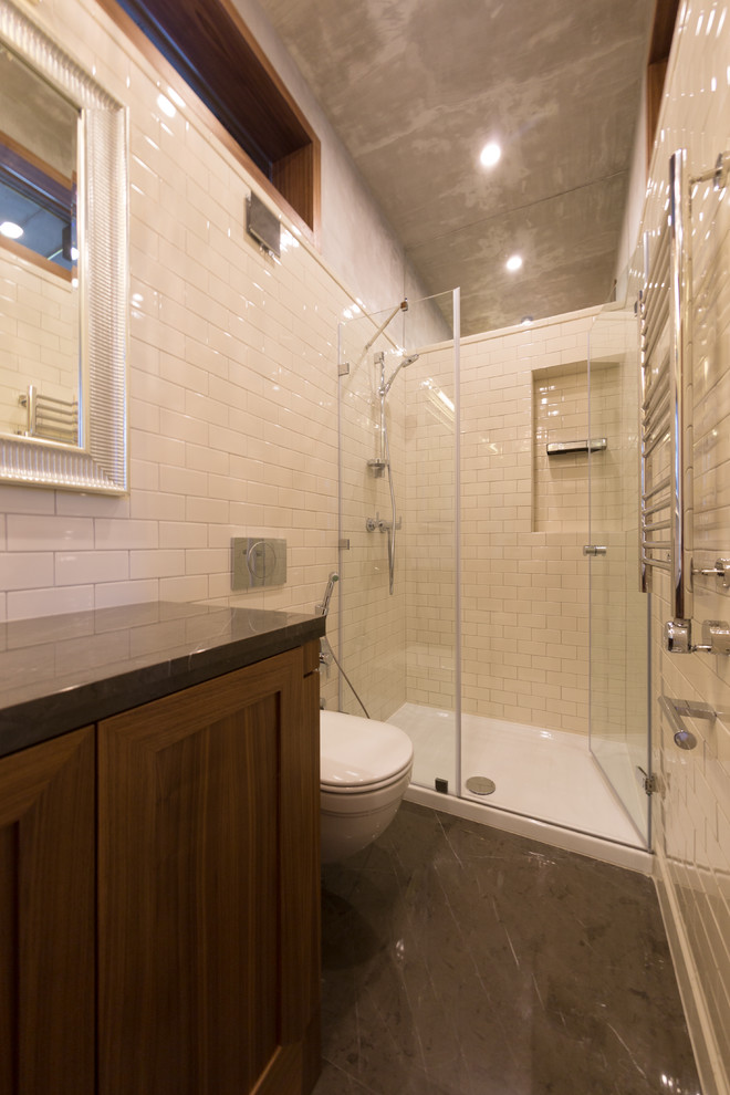 モスクワにあるインダストリアルスタイルのおしゃれな浴室 (アルコーブ型シャワー、壁掛け式トイレ、白いタイル) の写真