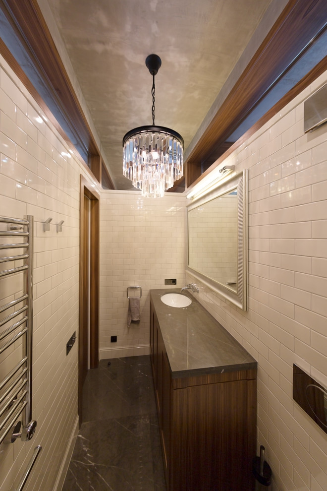Inspiration för ett industriellt badrum, med en dusch i en alkov, en vägghängd toalettstol och vit kakel