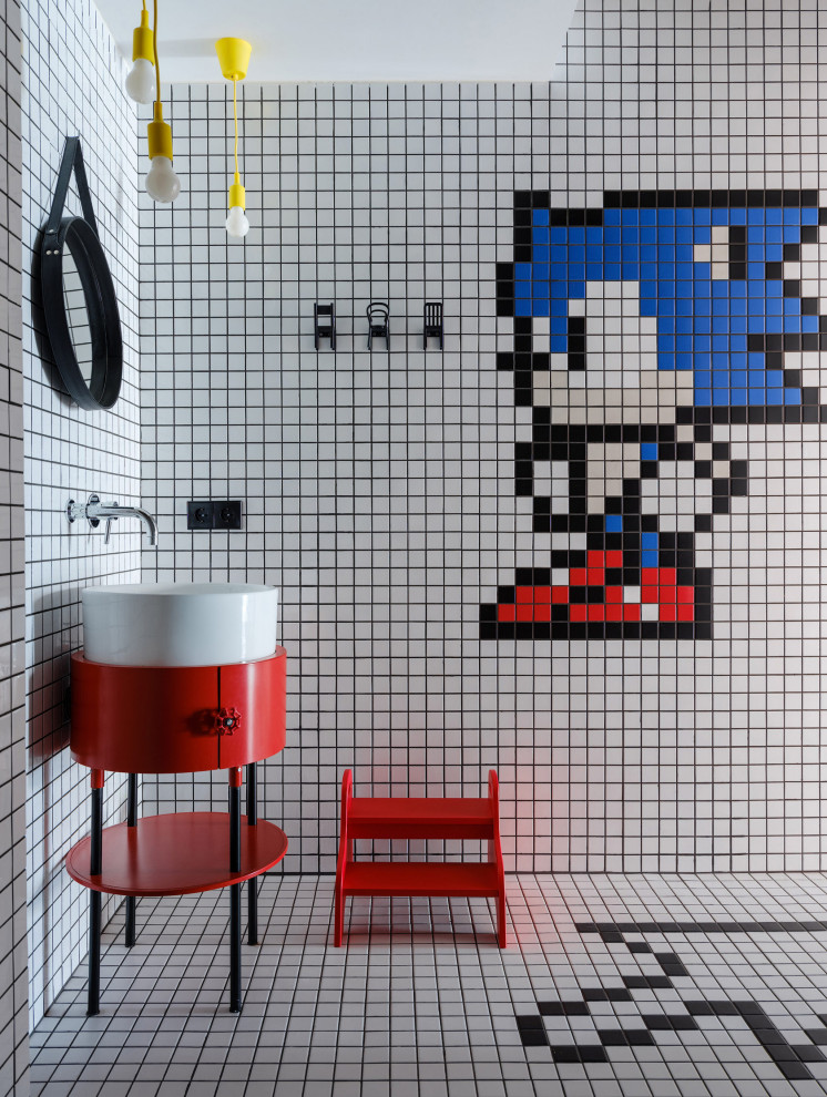 Cette image montre une salle de bain urbaine pour enfant avec des portes de placard rouges, un carrelage multicolore, un sol en carrelage de terre cuite, une vasque, un sol multicolore et un placard à porte plane.