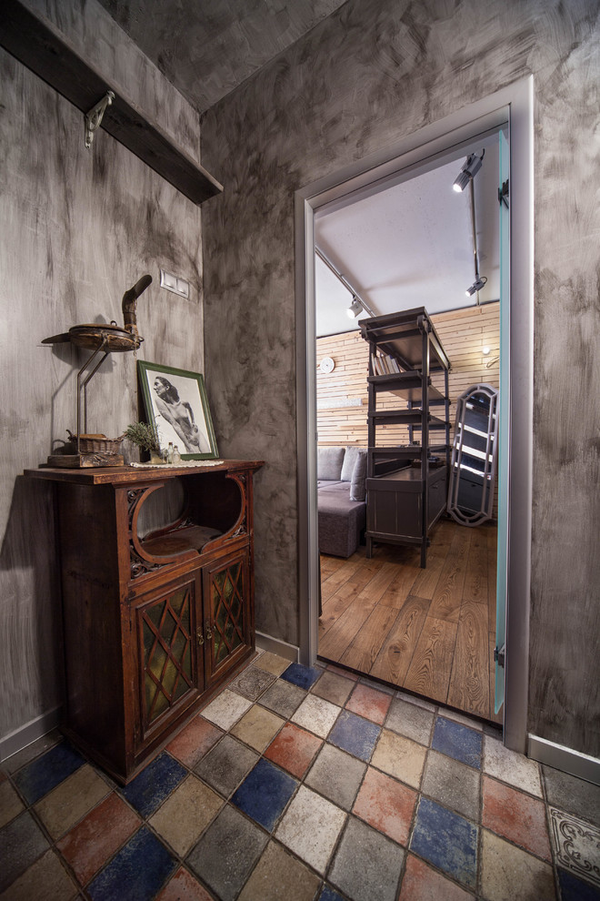 Cette image montre une petite salle de bain urbaine avec un mur gris, un sol en carrelage de céramique et un sol multicolore.