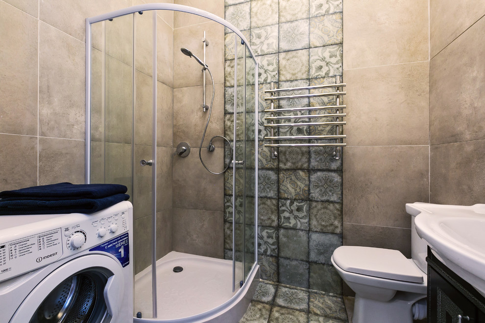 Стильный дизайн: маленькая ванная комната в стиле лофт с фасадами с утопленной филенкой, черными фасадами, угловым душем, унитазом-моноблоком, серой плиткой, керамогранитной плиткой, серыми стенами, полом из керамогранита, душевой кабиной, накладной раковиной, серым полом и душем с раздвижными дверями для на участке и в саду - последний тренд