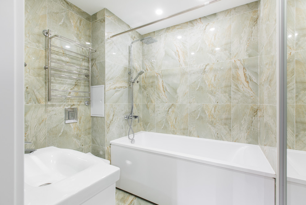 Идея дизайна: главная ванная комната в стиле лофт с ванной в нише, душем над ванной, инсталляцией, керамической плиткой, полом из керамической плитки, настольной раковиной и шторкой для ванной
