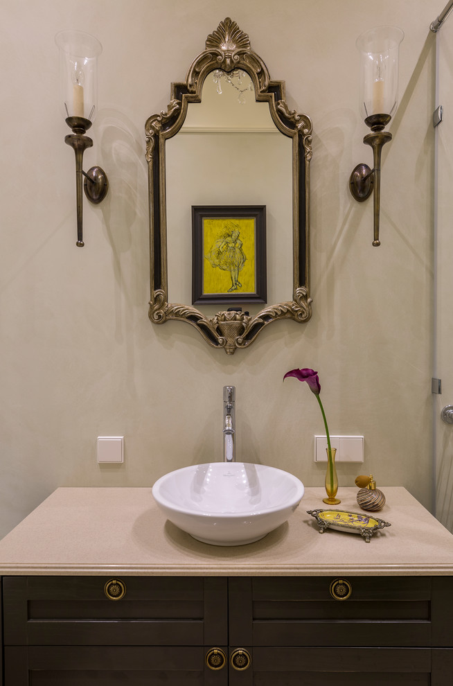 Inredning av ett klassiskt badrum, med beige väggar och ett fristående handfat