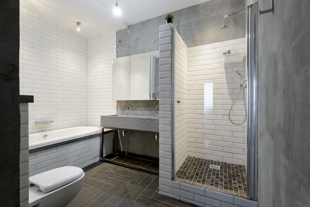 Свежая идея для дизайна: ванная комната среднего размера в стиле лофт с душем в нише, инсталляцией, белой плиткой, серыми стенами, полом из керамогранита, душевой кабиной, раковиной с несколькими смесителями, накладной ванной, открытыми фасадами, плиткой кабанчик и душем с распашными дверями - отличное фото интерьера