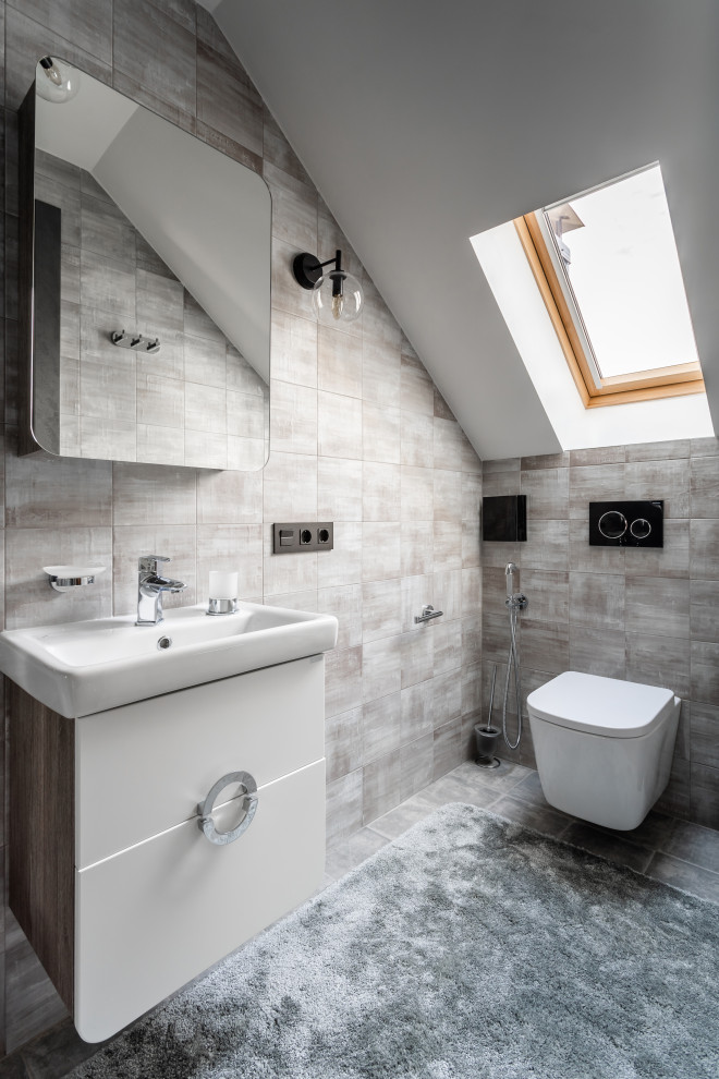 Пример оригинального дизайна: ванная комната в стиле лофт с плоскими фасадами, белыми фасадами, серой плиткой, консольной раковиной, серым полом, тумбой под одну раковину и подвесной тумбой