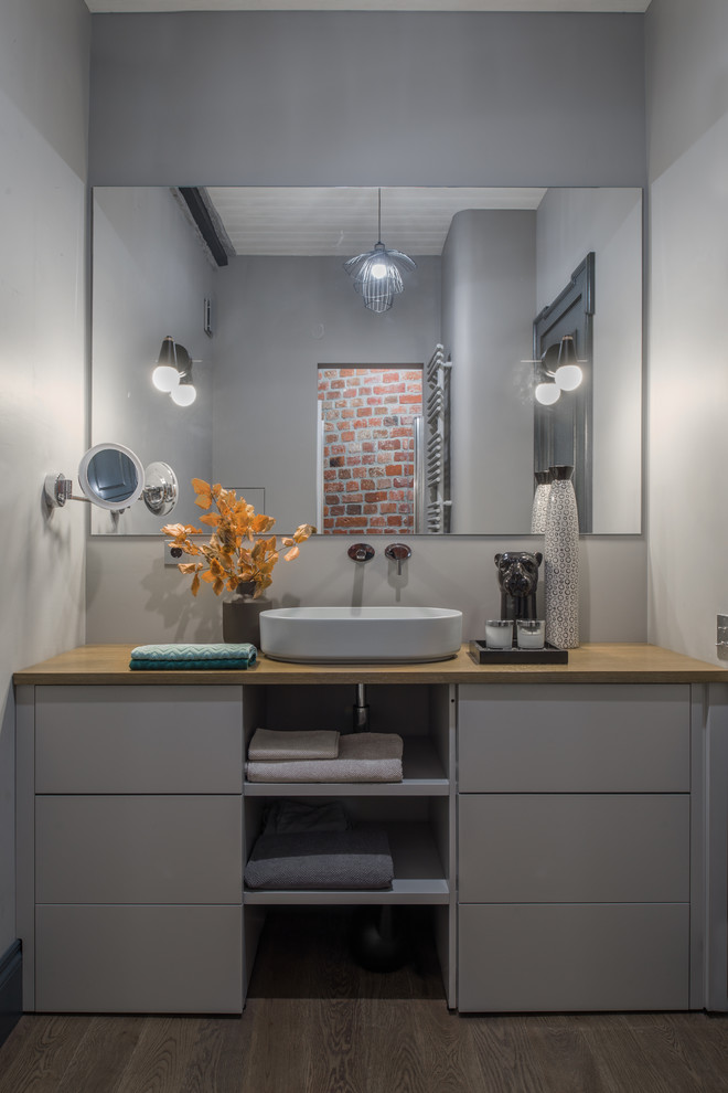 Cette photo montre une petite salle de bain tendance avec des portes de placard grises, un mur gris, une vasque, un sol marron, un plan de toilette marron, meuble simple vasque et meuble-lavabo sur pied.