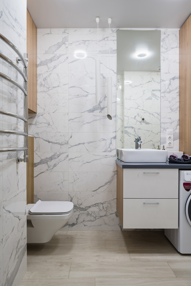 Стильный дизайн: ванная комната в современном стиле с акцентной стеной - последний тренд