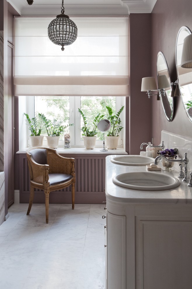 На фото: маленькая ванная комната в классическом стиле с фасадами с утопленной филенкой, белыми фасадами, врезной раковиной и окном для на участке и в саду