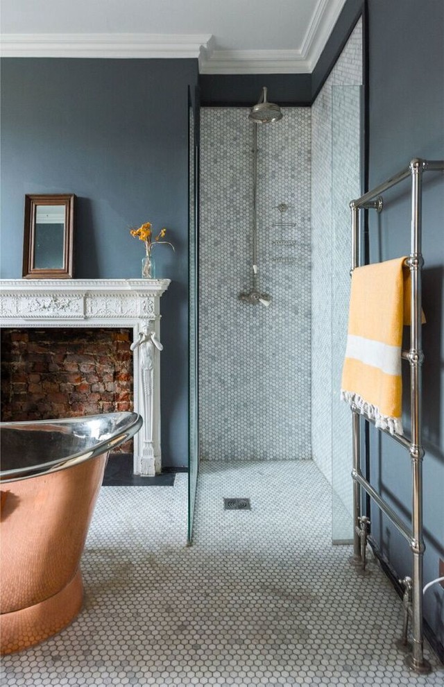 Inredning av ett klassiskt mellanstort badrum, med ett fristående badkar, blå väggar, klinkergolv i keramik och vitt golv