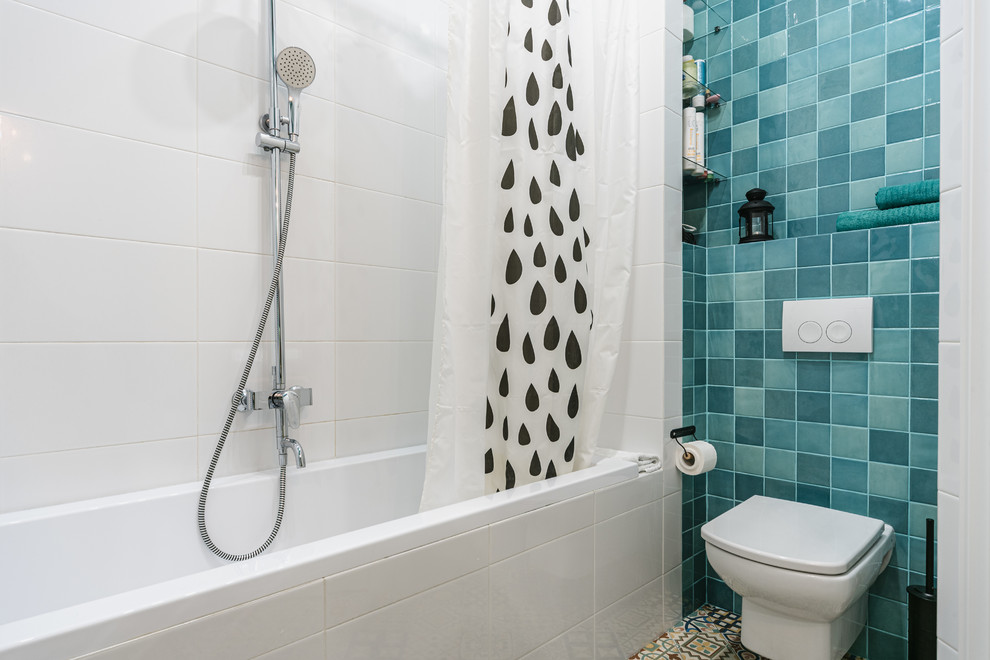 Inredning av ett eklektiskt litet en-suite badrum, med vita skåp, ett badkar i en alkov, en vägghängd toalettstol, keramikplattor, klinkergolv i keramik, ett undermonterad handfat, bänkskiva i akrylsten och flerfärgat golv