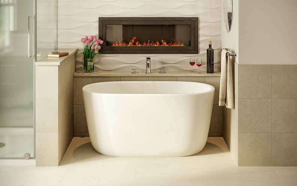 Bild på ett litet funkis badrum med dusch, med ett fristående badkar, beige kakel, beige väggar, klinkergolv i keramik och beiget golv
