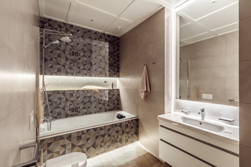 Ejemplo de cuarto de baño principal contemporáneo con armarios con paneles lisos, puertas de armario blancas, bañera empotrada y lavabo integrado