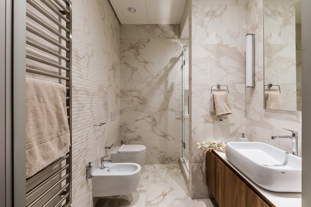 Foto på ett funkis badrum med dusch, med släta luckor, skåp i mörkt trä, en bidé, beige kakel, ett fristående handfat, beiget golv, en dusch i en alkov, beige väggar och dusch med gångjärnsdörr