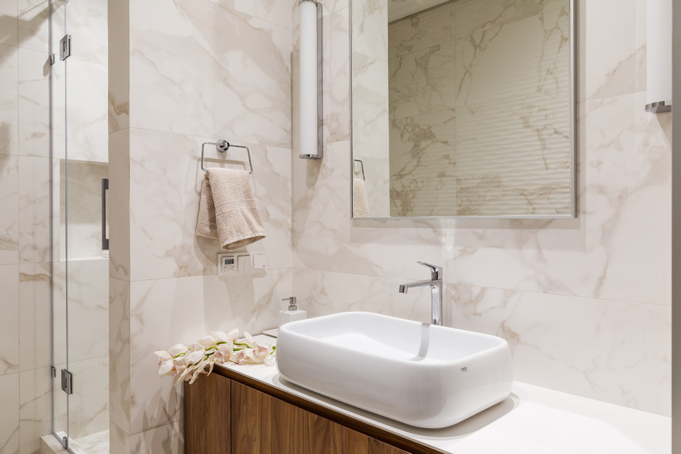 Свежая идея для дизайна: ванная комната в современном стиле с настольной раковиной - отличное фото интерьера