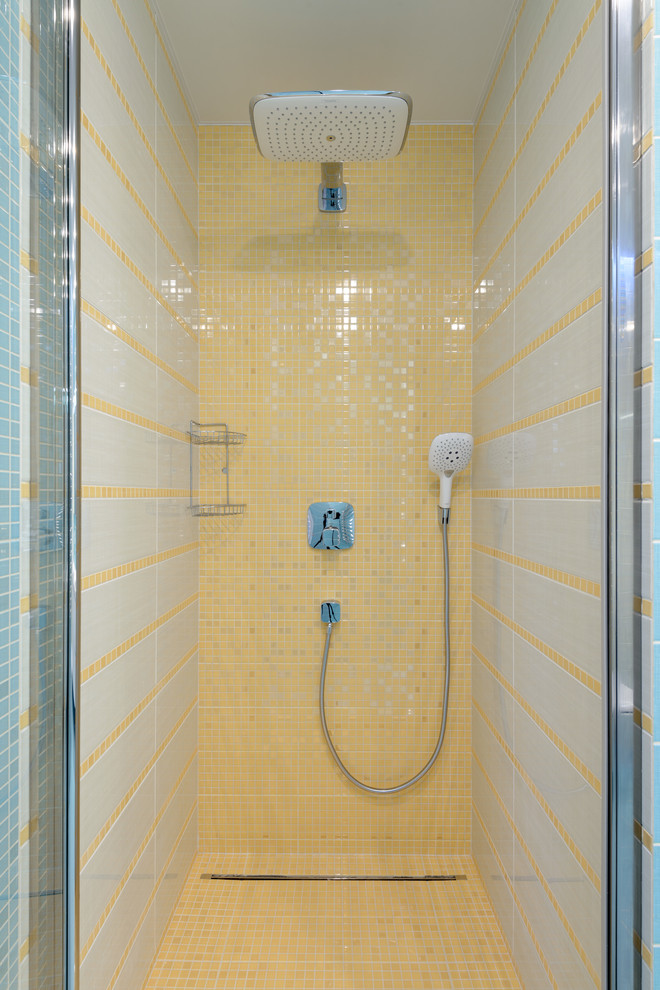 Foto di una stanza da bagno contemporanea di medie dimensioni con doccia alcova, piastrelle in ceramica e piastrelle gialle
