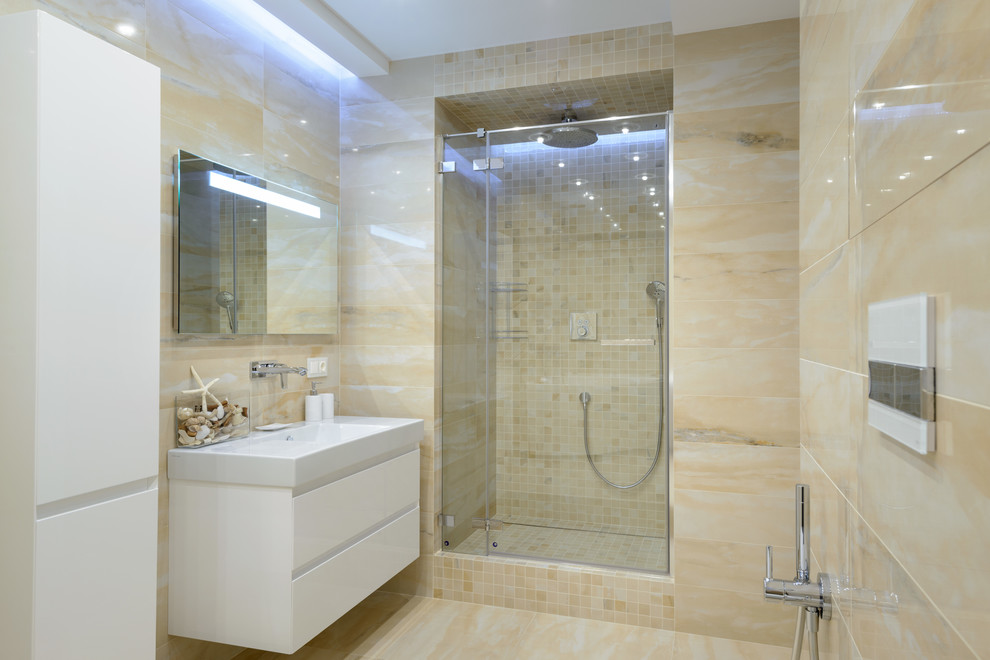 Diseño de cuarto de baño actual de tamaño medio con ducha empotrada y baldosas y/o azulejos de cerámica