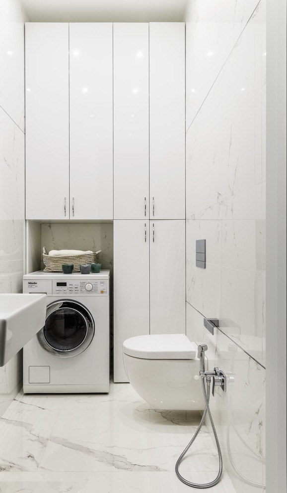 Идея дизайна: ванная комната в современном стиле с белым полом